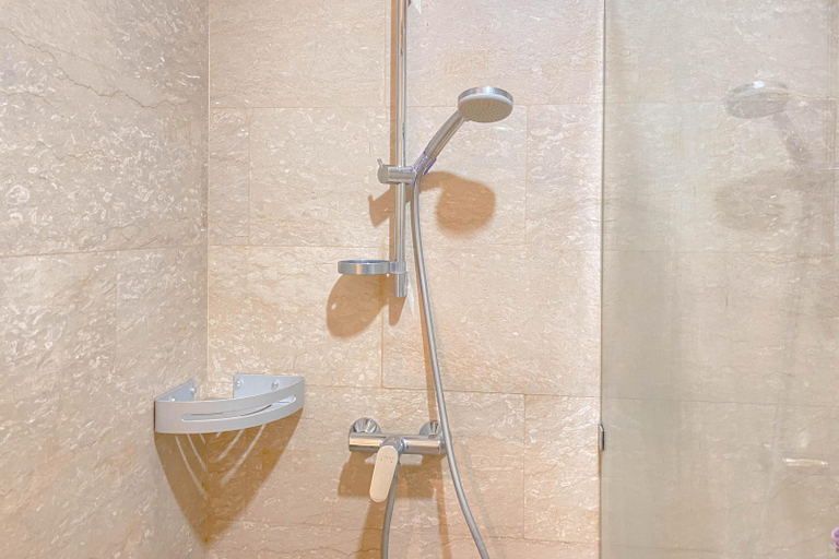 Bathroom 5, Comfort and Modern Look 2BR at Menteng Park Apartment By Travelio, Jakarta Pusat