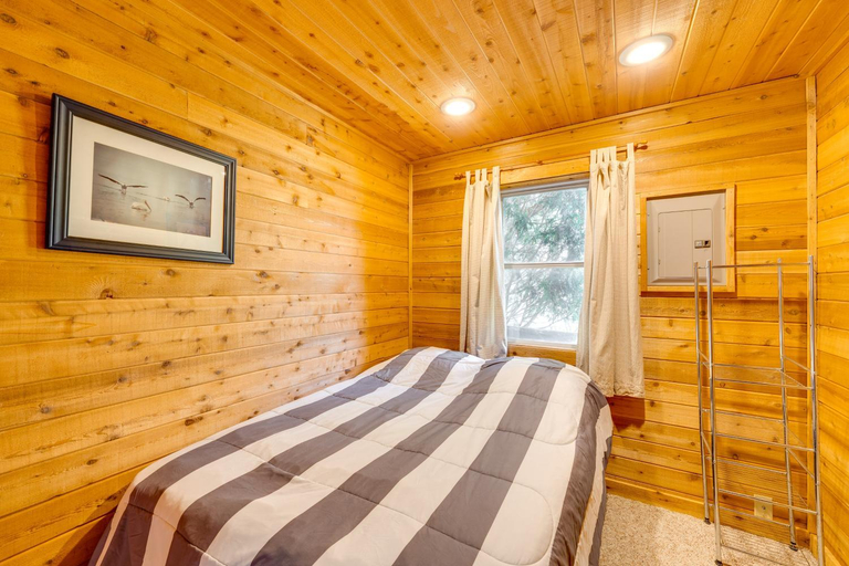 Others 3, Lakefront Wisconsin Escape w/ Boat Dock & Kayaks!, Waukesha
