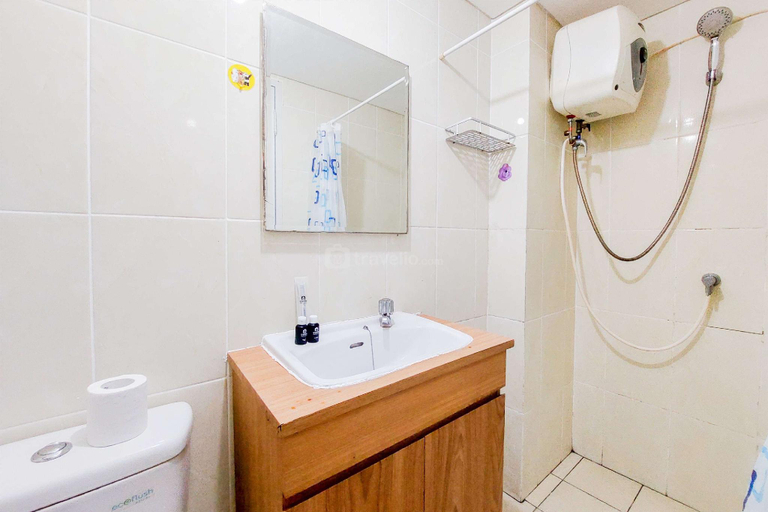 Bathroom 3, Good Studio M-Town Residence near Mall By Travelio, Tangerang