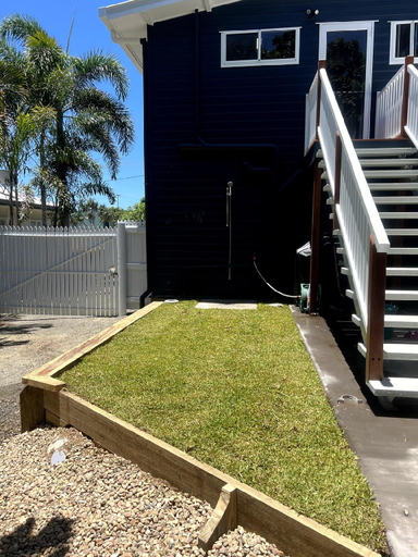 Exterior & Views 1, Sleeps 10 easy walk to beach Cooee Bay Beach House, Livingstone - Pt B