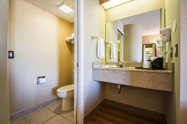 Bathroom 4, Motel 6 Indianapolis, IN - Airport, Indianapolis