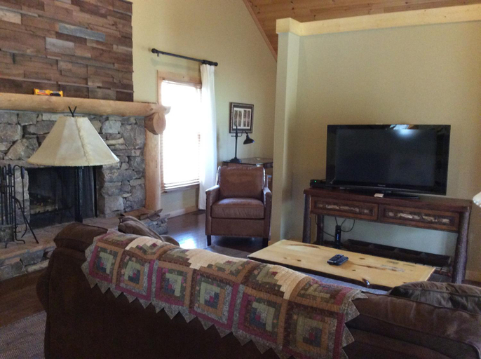 Bedroom 2, Dancing Bear Lodge, Blount