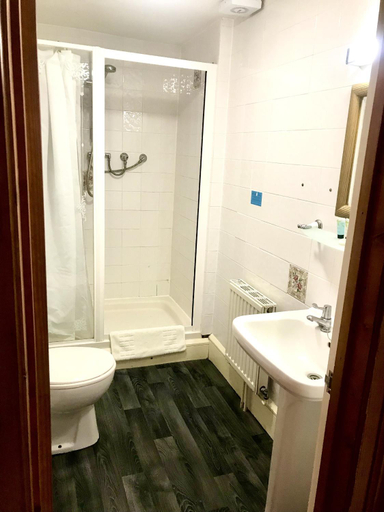 Bathroom 4, Purbeck House Hotel & Louisa Lodge, Dorset