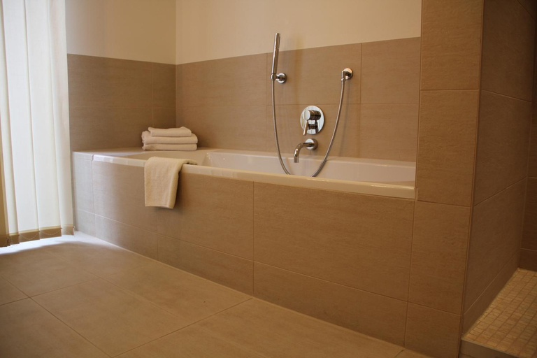 Bathroom 4, Hotel Restaurant Schwan, Main-Tauber-Kreis