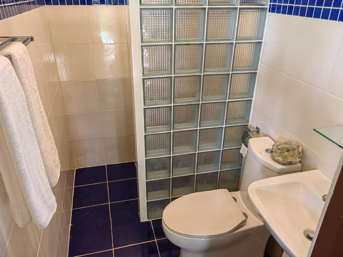 Bathroom 5, Blue Raven Resort, Anda