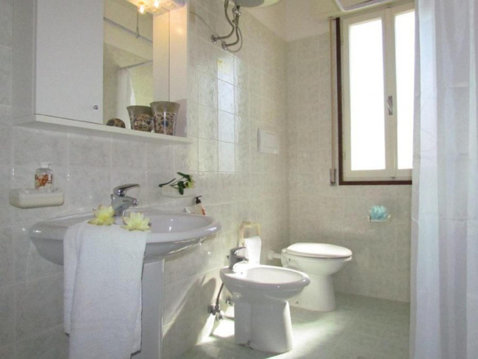 Bathroom, Cosy Condo for up to 7 Guests - Air Conditioning - Private Parking - Beach Place, Venezia