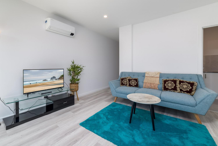 Others 5, Chic 2-Bed Home with Backyard, BBQ & Parking, Canberra