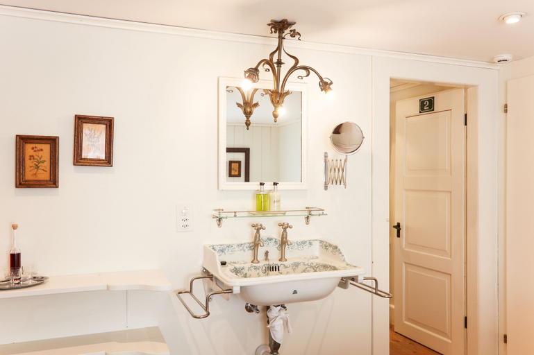 Bathroom 8