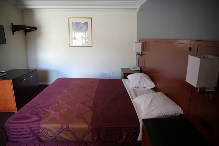 Bedroom 3, Chateau Inn & Suites, Los Angeles