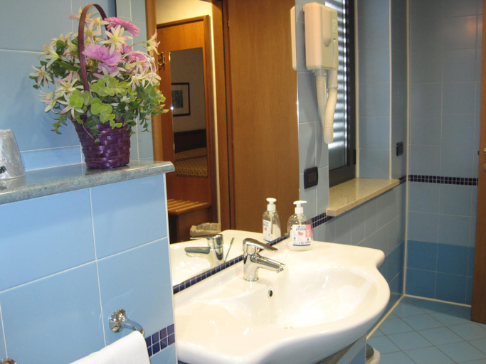 Bathroom 2, Hotel Italia, Torino