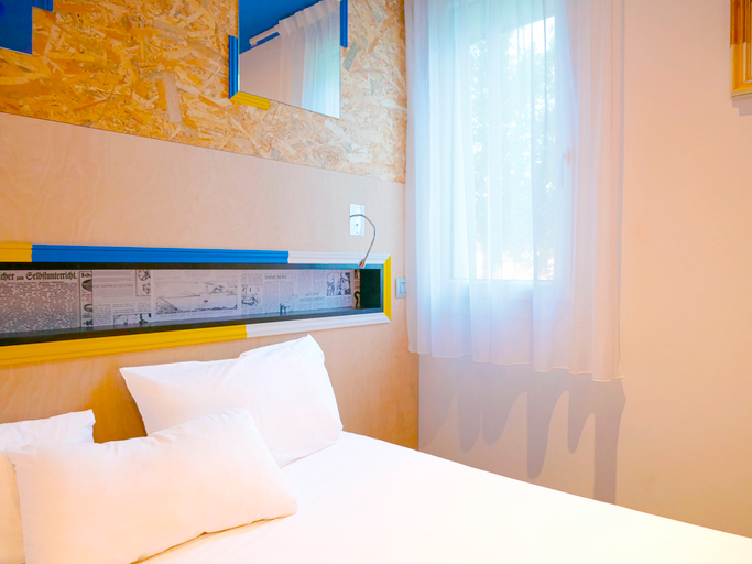 Bedroom 3, greet Hotel Marseille Provence Aéroport, Bouches-du-Rhône