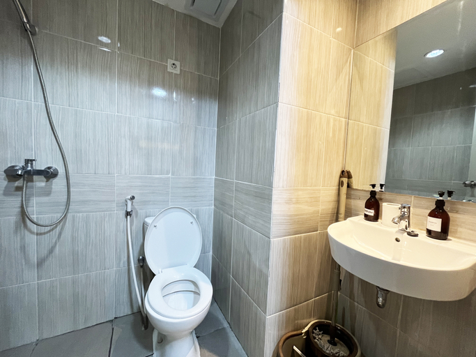 Bathroom 5, Vasanta Innopark Apartment by SiniBobo, Cikarang
