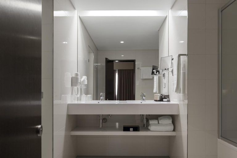 Bathroom 5, Tropico, Ingombota