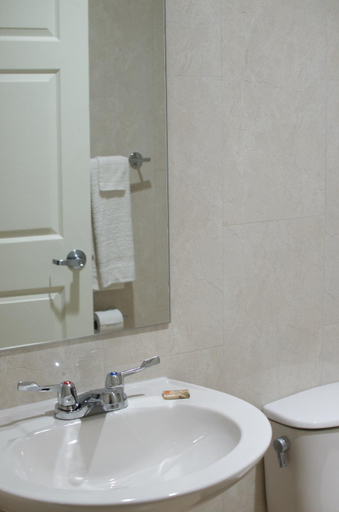 Bathroom 4, Carl's El Padre Motel, Miami-Dade