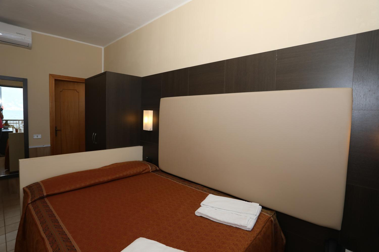Bedroom 2, Taki Village, Verona