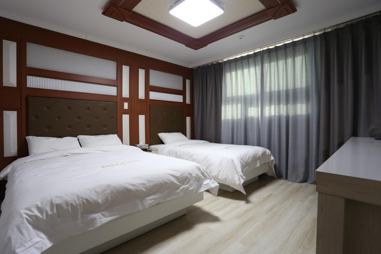 Bedroom 2, Gangneung Gyeongpodae Paradise                                          , Gangneung