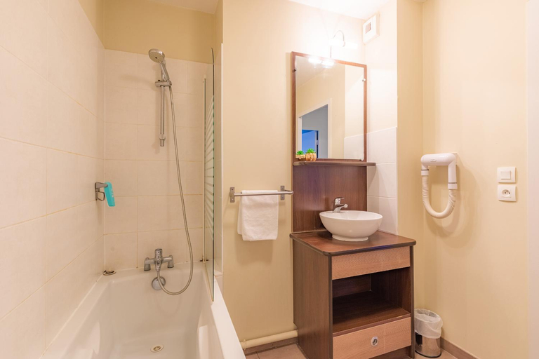 Bathroom 3, Appart'City Classic La Roche Sur Yon Centre, Vendée