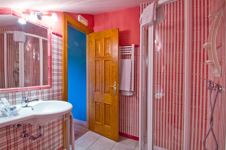 Bathroom 2, Posada de Villacarriedo, Cantabria