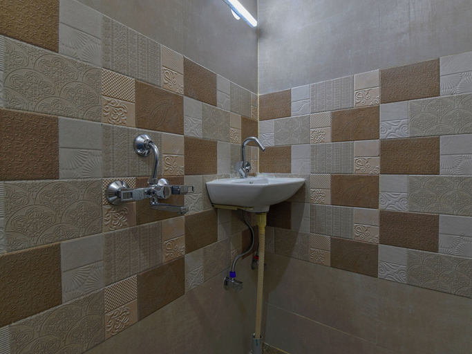 Bathroom 5, Hotel Bilaspur Pride, Gurgaon