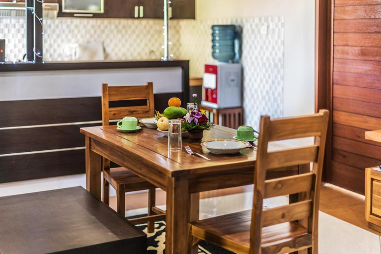 Others 5, Azure House: the dive to bright holiday, Gianyar