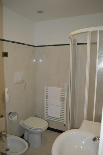 Bathroom 4, Canadian Hotel, L'Aquila