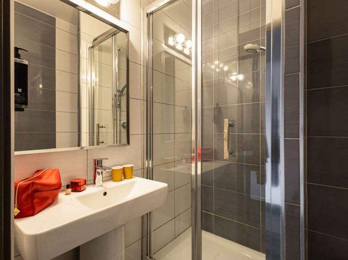 Bathroom 5, Ibis Styles Saint-Quentin, Aisne