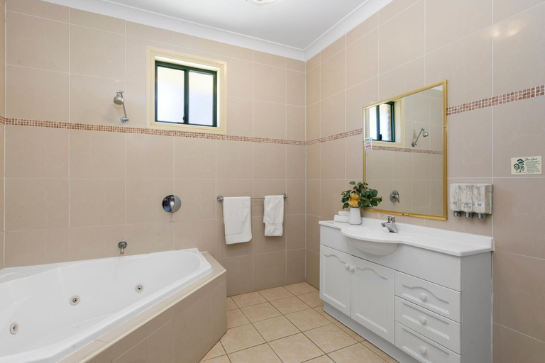 Bathroom 5, Potters Apartments, Cessnock