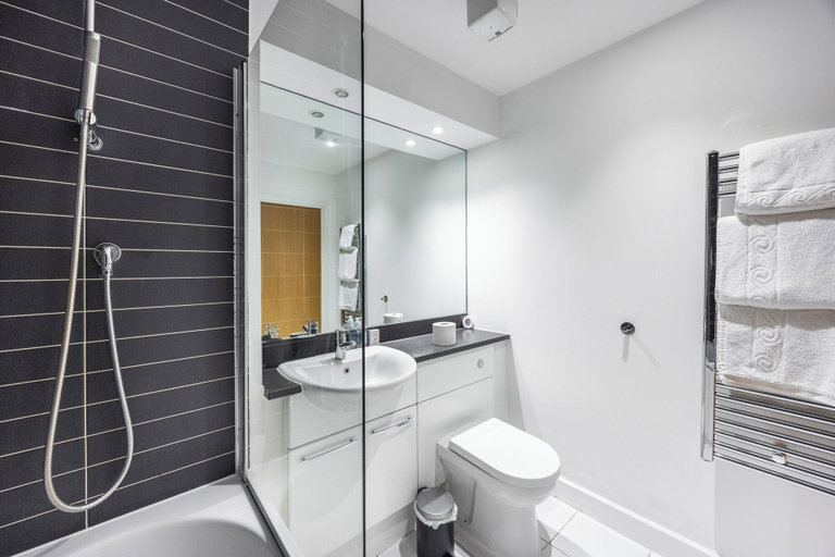 Bathroom 2, Ross Corner Executive 3 Bed Apartment, London