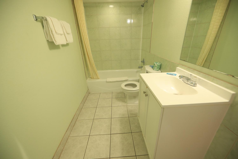 Bathroom, Texas Inn Waxahachie, Ellis