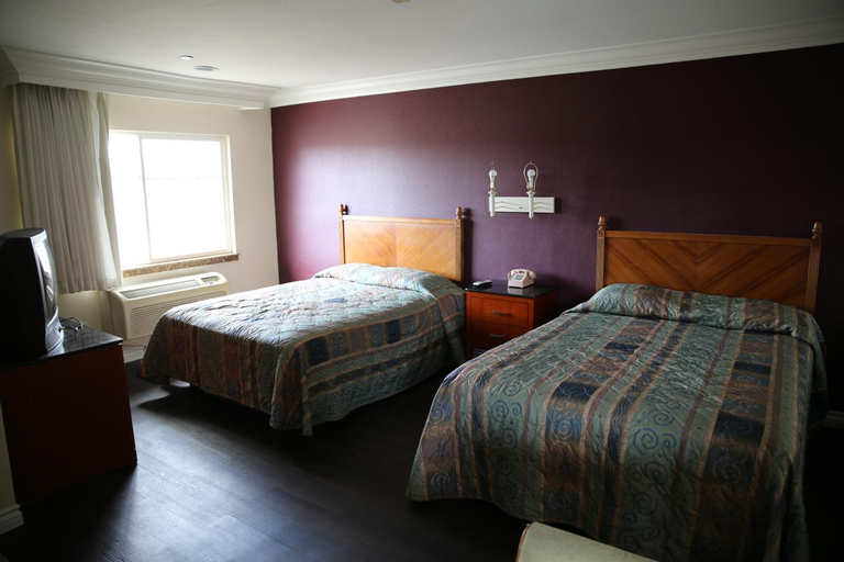 Bedroom 2, Chateau Inn & Suites, Los Angeles