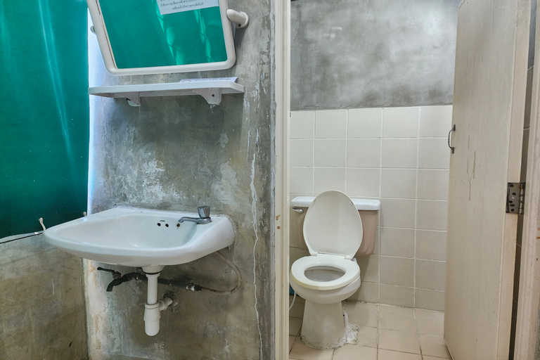 Bathroom 23