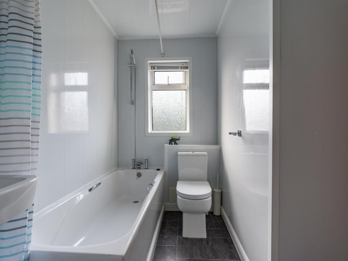 Bathroom 2, Chestnut House - 2 bedroom, Ashington, Northumberland