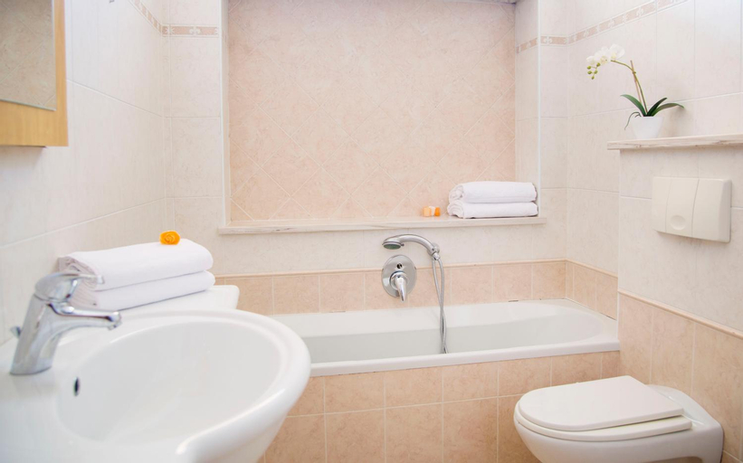 Bathroom 16