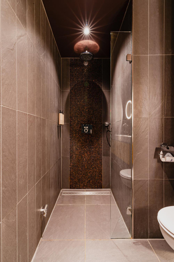 Bathroom, De Jonker Urban Studios & Suites, Amsterdam