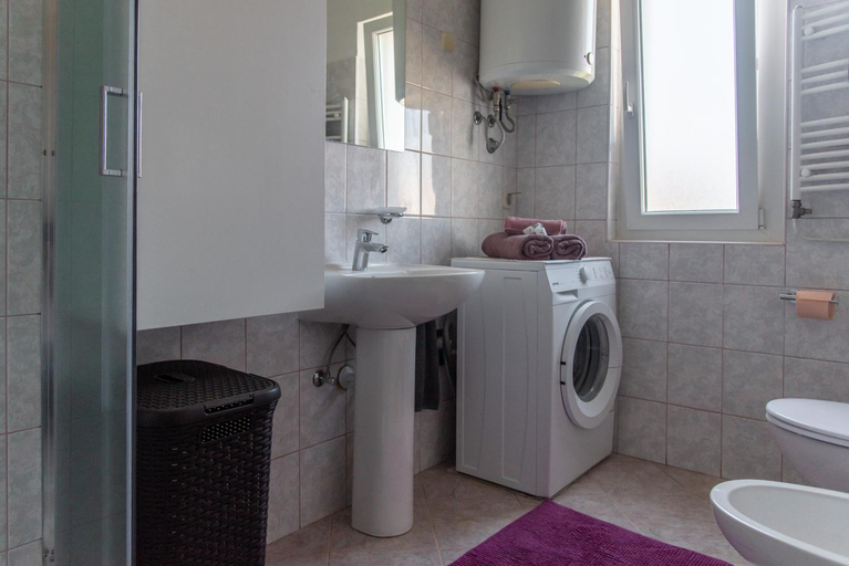Bathroom 2, Apartman Maria, Pula