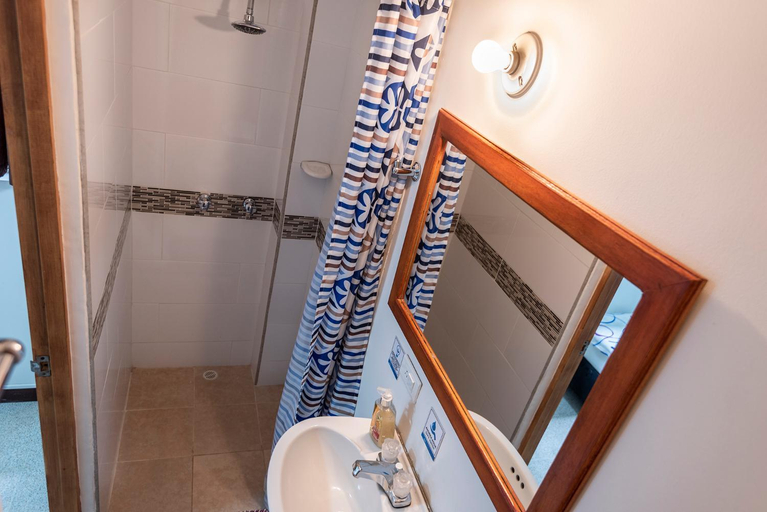 Bathroom 3, Poblado Guest House, Medellín