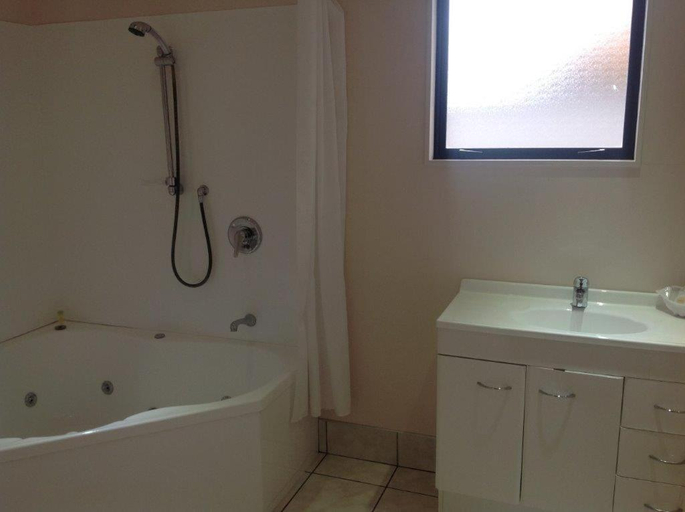 Bathroom 3, Central Park Motor Inn, Ruapehu