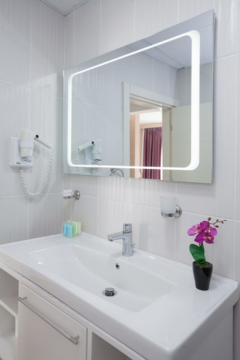 Bathroom 3, Manolya