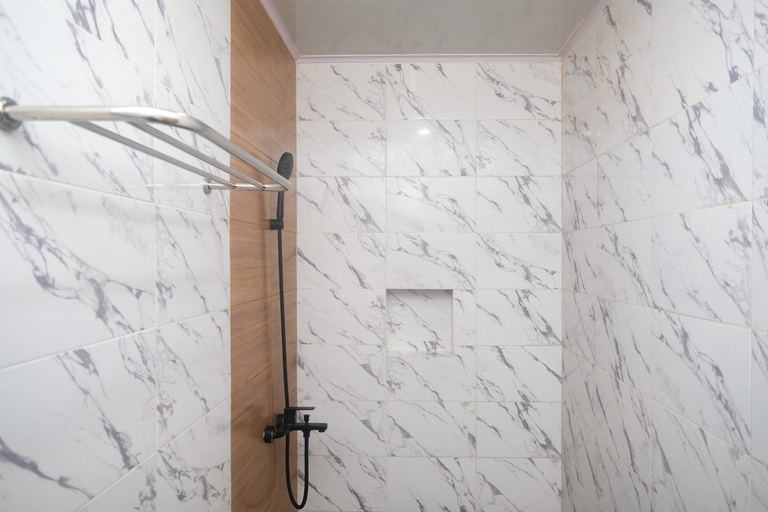 Bathroom 3, RedDoorz near Simpang Lima Semarang, Semarang