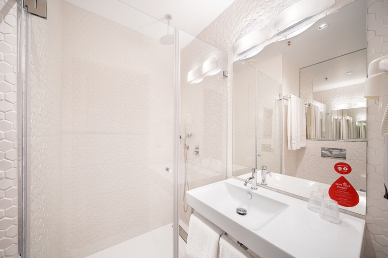 Bathroom 4, Moov Hotel Oeiras, Oeiras