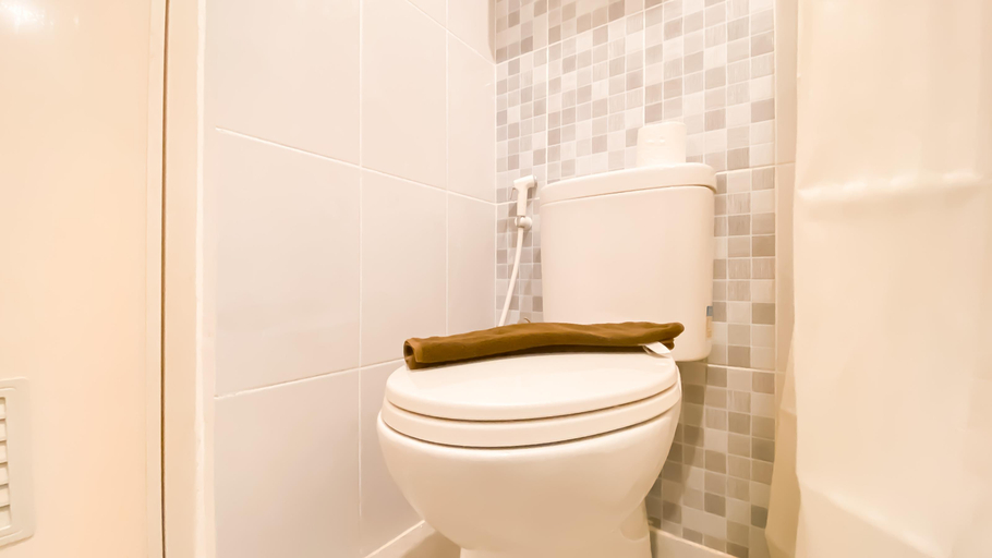 Bathroom 5, Cozy with Modern Style 2BR Apartment at Tokyo Riverside By Travelio, Tangerang