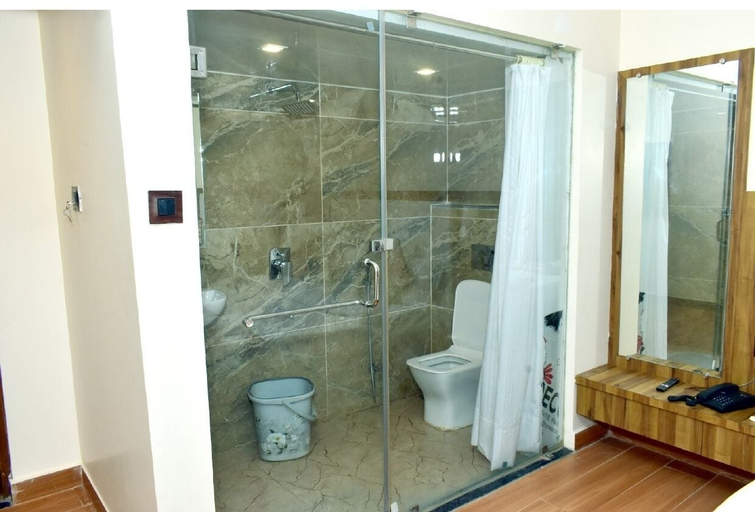 Bathroom 4, Hotel Geet Palace, Varanasi