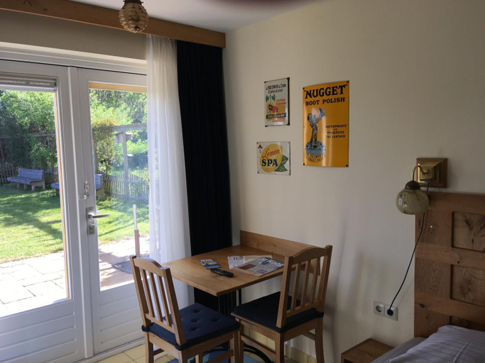 Others 3, Carels Kamers Texel, Texel