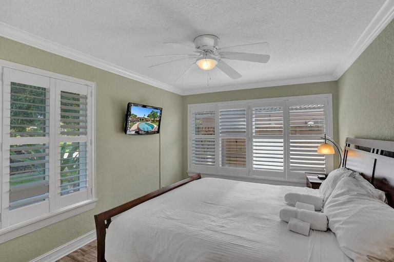 2, Tropical Oasis+heated Pool-4BR/KINGS/1mi to BEACH!, Broward