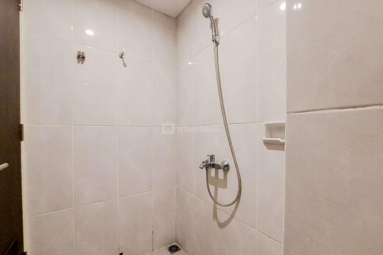 Bathroom, Cozy Stay Studio at Serpong Garden By Travelio, Tangerang