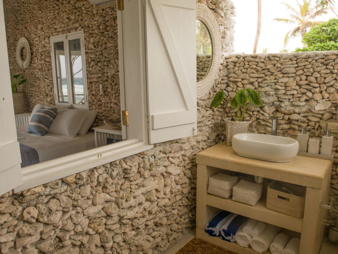 Bathroom 4, Tamanu on the Beach, Port Vila