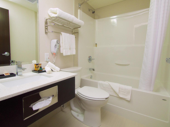 Bathroom 4, The Kanata by BCMInns Blairmore, Division No. 15