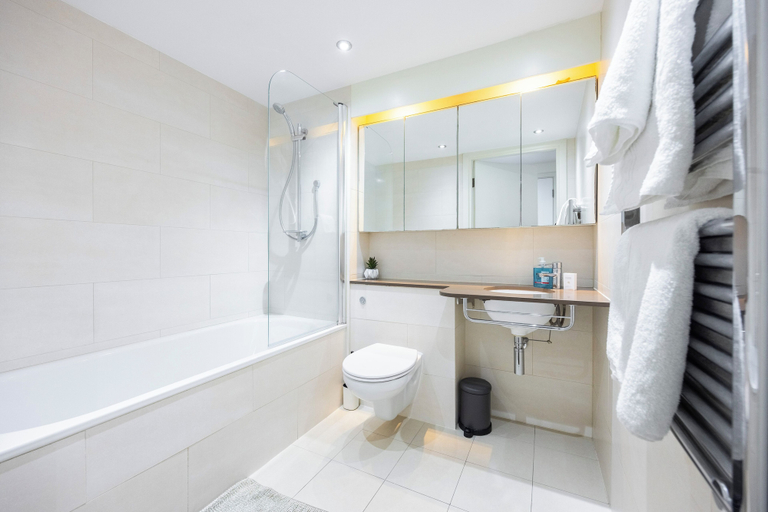 Bathroom 2, Crowne Views One Bed Apartment, London
