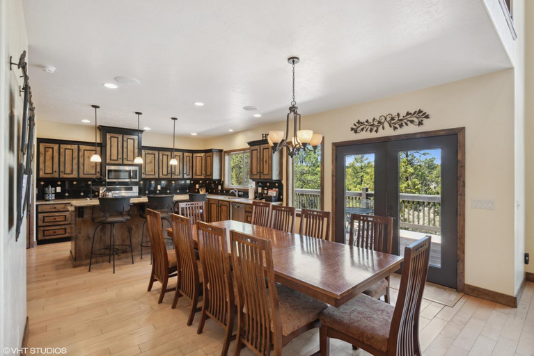 Food & Drinks, Cedar Ridge- Hot tub, Private, Minutes from Zion, Kane