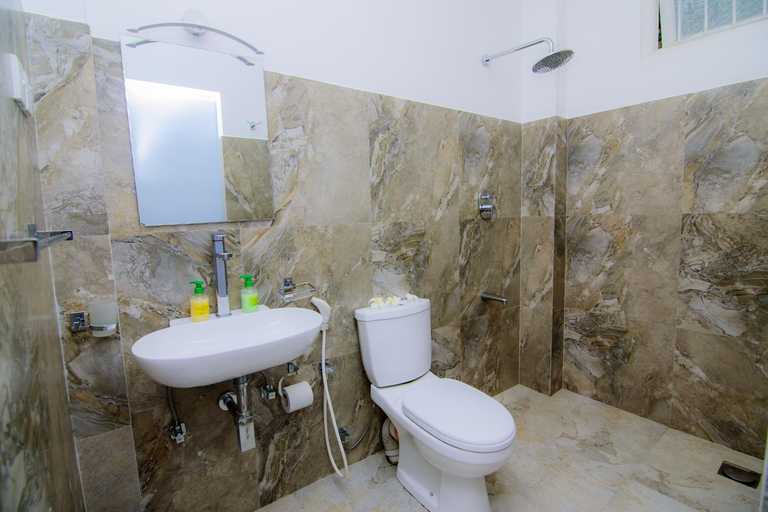 Bathroom 4, Fort Heaven, Galle Four Gravets